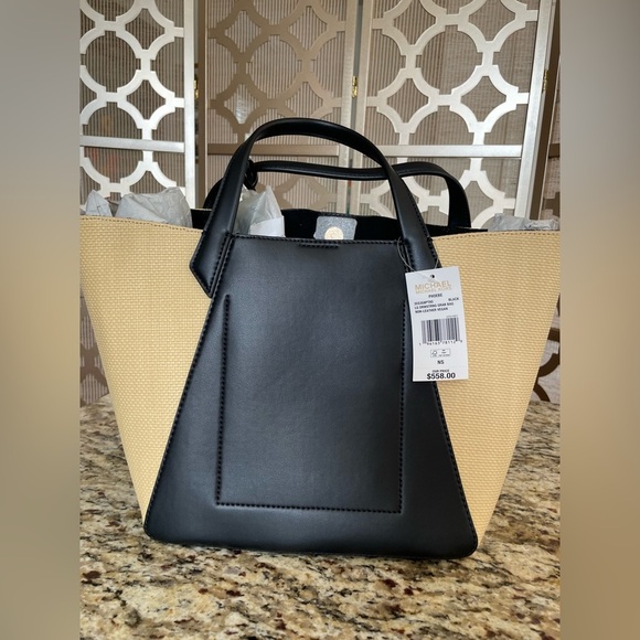 NEW | Michael Kors Large Drawstring Bag Phoebe |
Two-tone - Picture 3 of 9